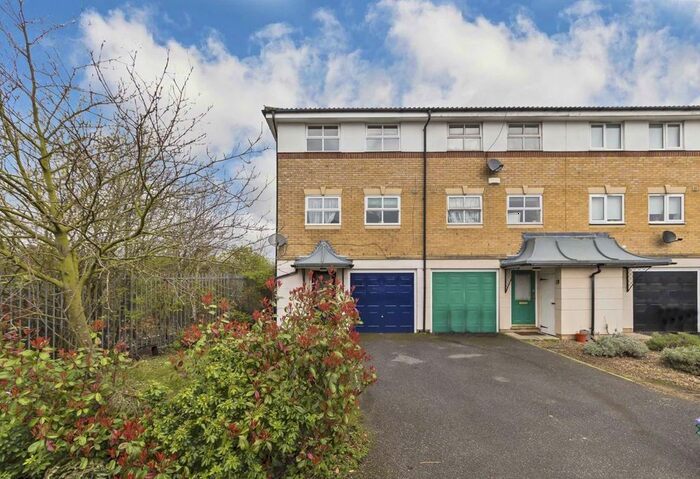3 Bedroom Semi-Detached House To Rent In Turle Road, London, SW16