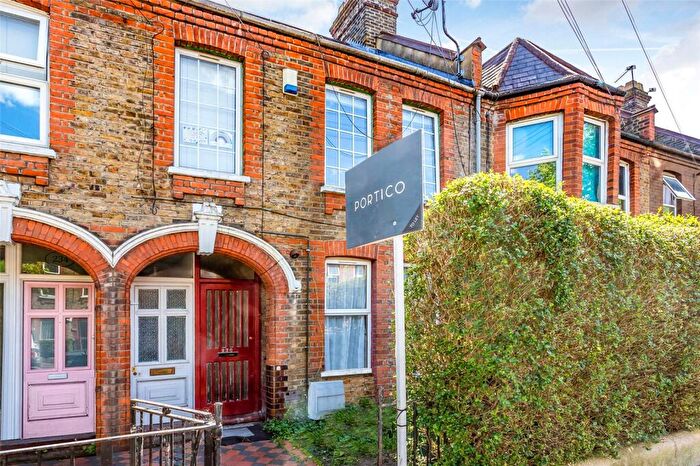2 Bedroom Apartment For Sale In Brettenham Road, London, E17