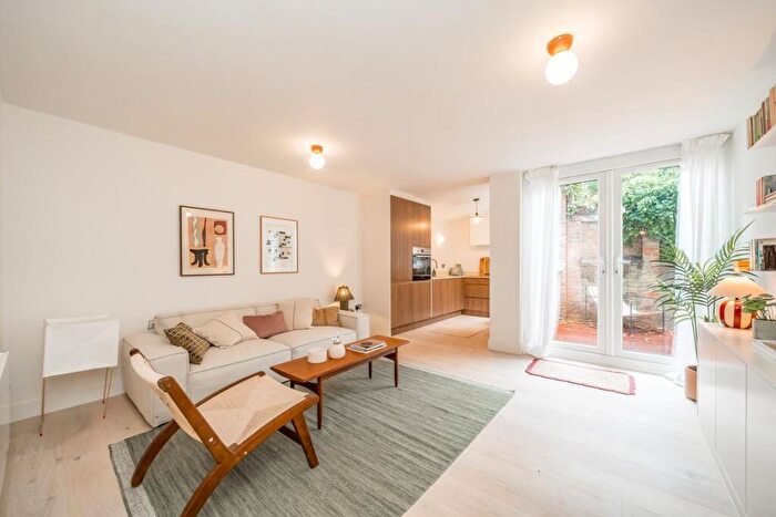 1 Bedroom Flat For Sale In Corporation Street, Hillmarton Conservation Area, N7