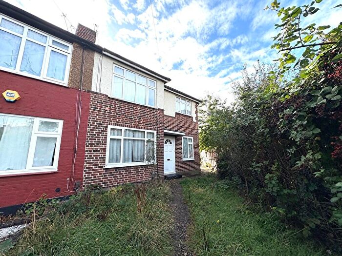 2 Bedroom Ground Maisonette To Rent In Ivy Close, Harrow, HA2