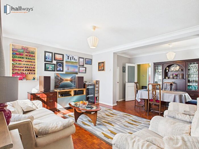 3 Bedroom Semi-Detached House For Sale In Burnham Drive, Worcester Park, KT4