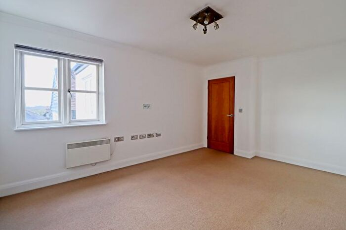 1 Bedroom Flat For Sale In High Street, Benfleet, SS7