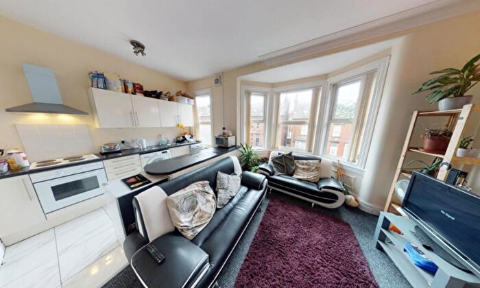 4 Bedroom Flat To Rent In Headingley Avenue, Leeds, LS6