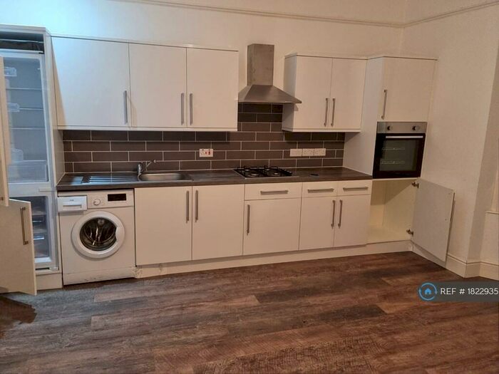 2 Bedroom Flat To Rent In Gnd Flr Garden, London, SE18