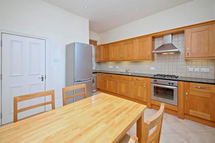 4 Bedroom Flat To Rent In Woodgrange Avenue, Ealing Common, London, W5