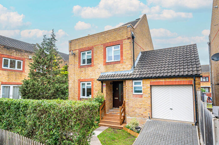 3 Bedroom Detached House For Sale In Wintergreen Close, Beckton, London, E6