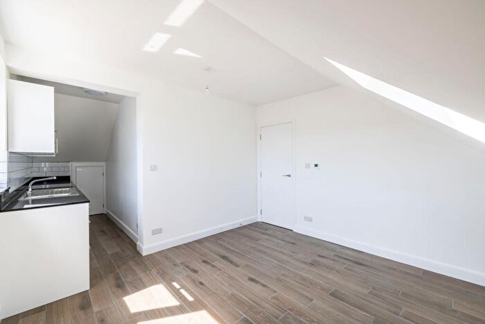 1 Bedroom Flat To Rent In G Grovehill Road, Redhill -, RH1