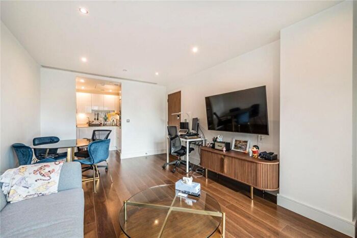 1 Bedroom Flat For Sale In Lincoln Plaza, London, E14