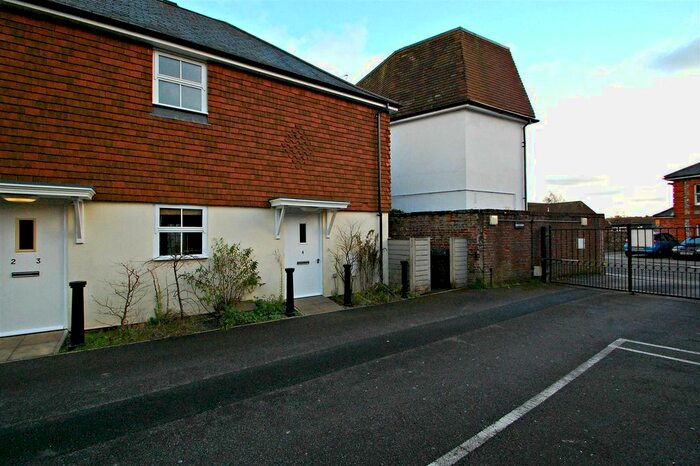 2 Bedroom End Of Terrace House To Rent In Kings Court, St Peters Road, Petersfield., GU32