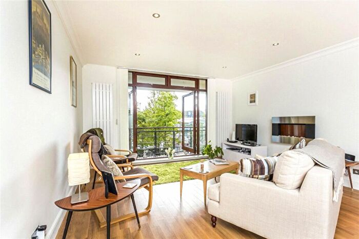 2 Bedroom Flat To Rent In Swan Court, Star Place, E1W