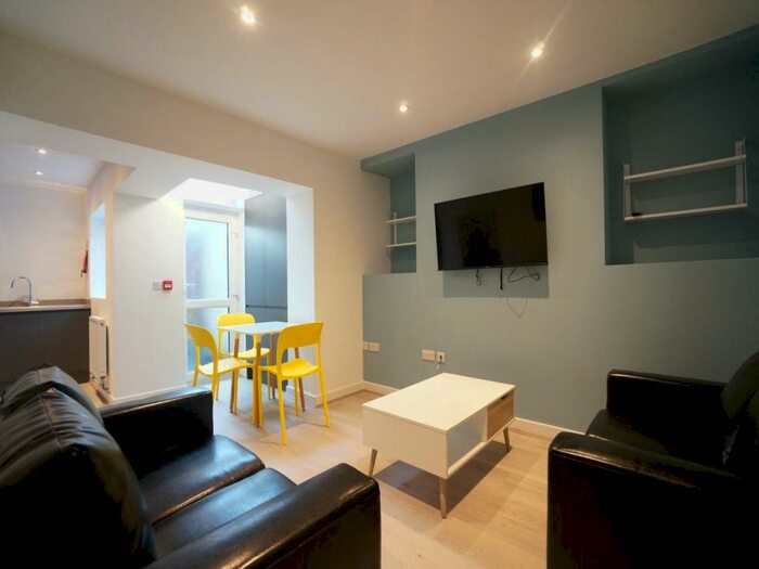 4 Bedroom House To Rent In Victoria Street, Bangor, Gwynedd, LL57