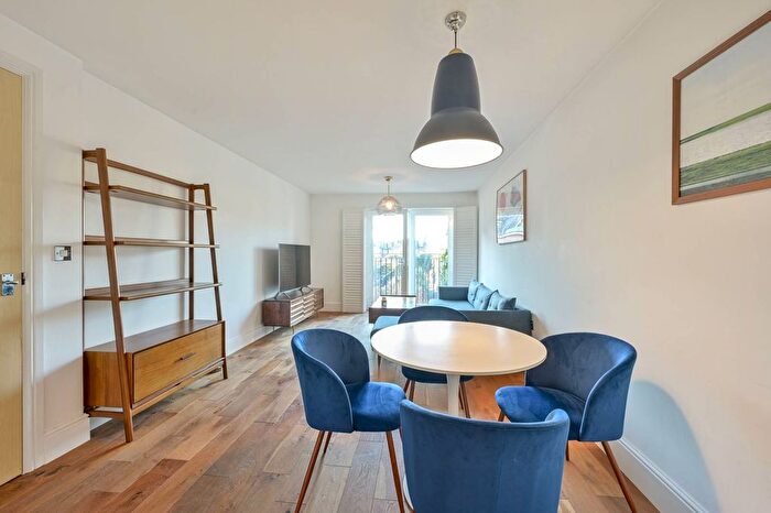 2 Bedroom Flat For Sale In Garratt Lane, Earlsfield, London, SW18