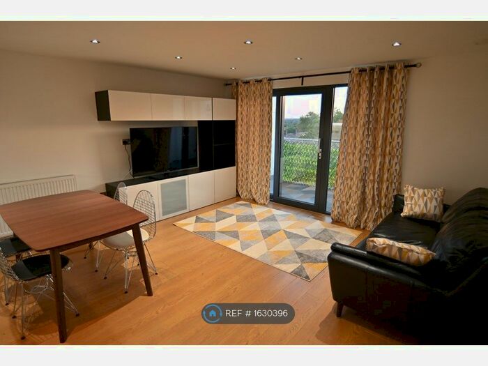 2 Bedroom Flat To Rent In The Broadway, Loughton, IG10