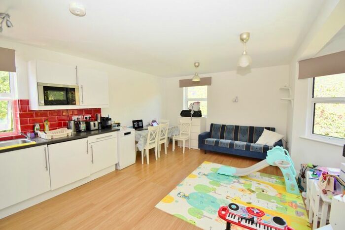 2 Bedroom Flat To Rent In Bishops Walk, Pinner, HA5