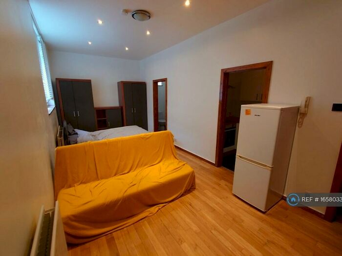 Studio To Rent In London Road, Westcliff-On-Sea, SS0