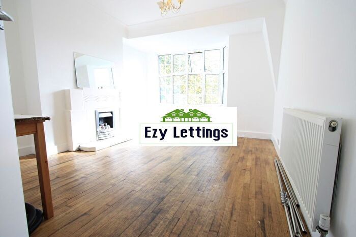 3 Bedroom Flat To Rent In Leigham Avenue, London, SW16