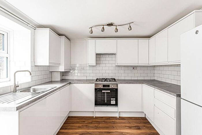 3 Bedroom Flat To Rent In Lampard Grove, Stoke Newington, N16