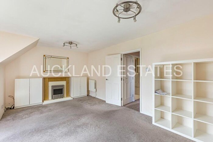 2 Bedroom Apartment To Rent In Wyllyotts Close, Potters Bar, EN6