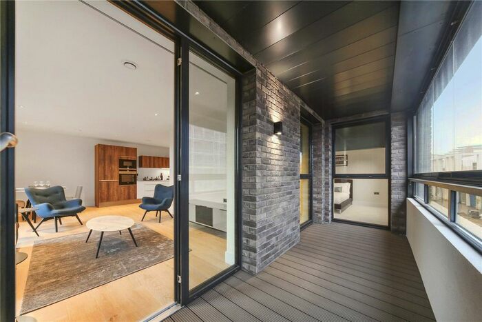 3 Bedroom Flat To Rent In St. Josephs Street, London, SW8