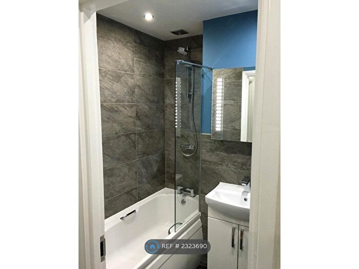 2 Bedroom Flat To Rent In Verona Drive, Surbiton, KT6