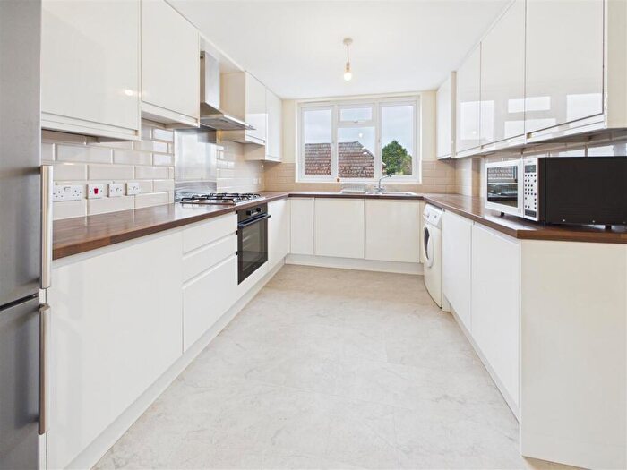 3 Bedroom Flat To Rent In Cottimore Lane, Walton-On-Thames, KT12