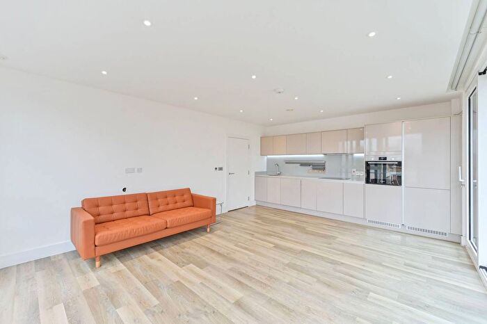 2 Bedroom Flat To Rent In Butler Court, Battersea, London, SW11