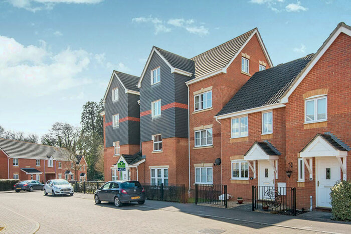 2 Bedroom Flat To Rent In Fawn Crescent, Hedge End, Southampton, SO30