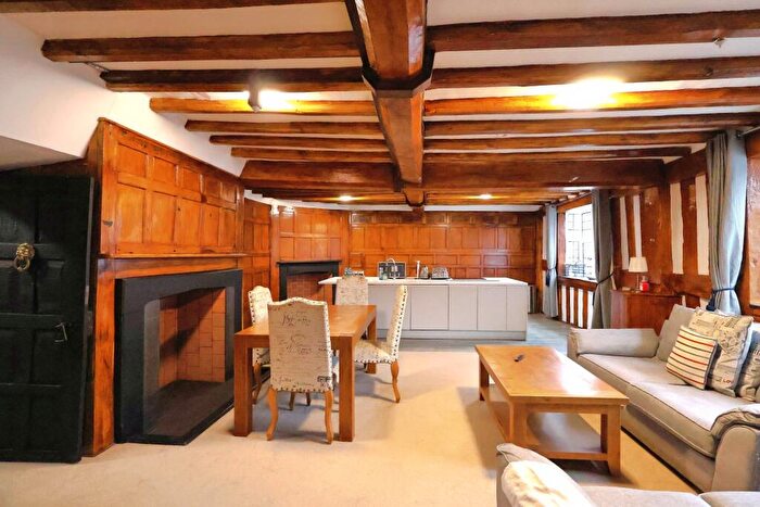 2 Bedroom Flat To Rent In High Street, Central, Stratford-upon-Avon, CV37