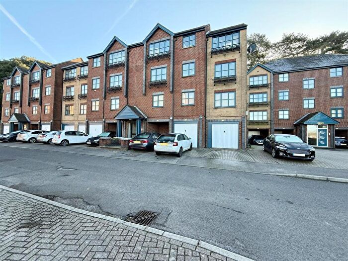 2 Bedroom Flat To Rent In Riverdene Place, Bitterne Park, Southampton, SO18