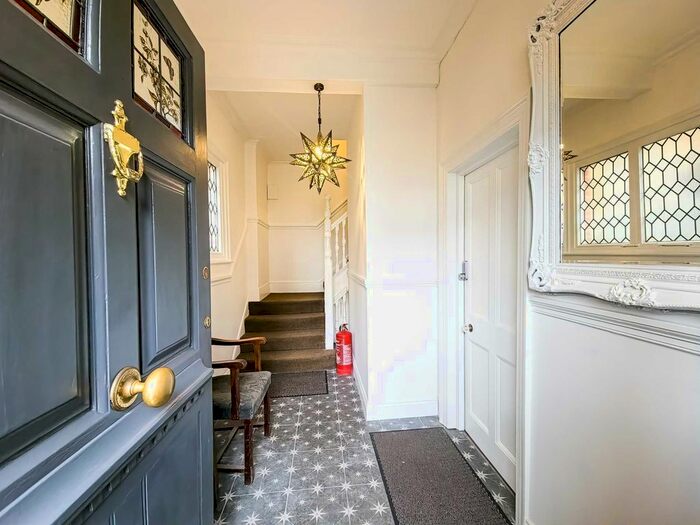 2 Bedroom Flat To Rent In Telford Avenue, Streatham Hill / Balham, London, SW2