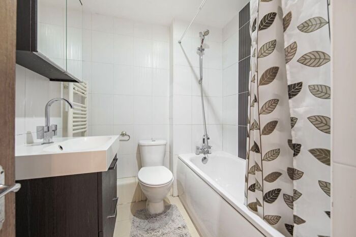 2 Bedroom Flat For Sale In High Street, London, E15