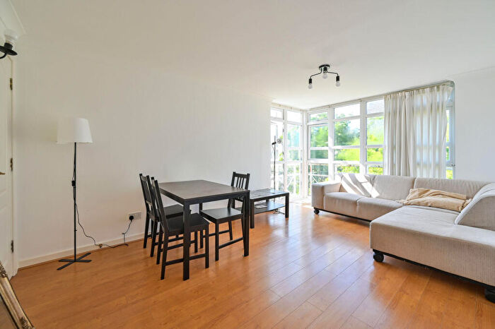 2 Bedroom Flat For Sale In Eleanor Close, Canada Water, London, SE16