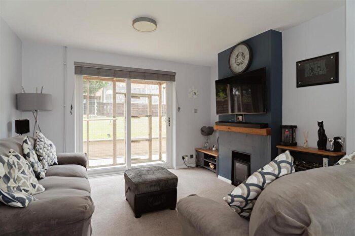 3 Bedroom House For Sale In Rowan Close, Reigate, RH2