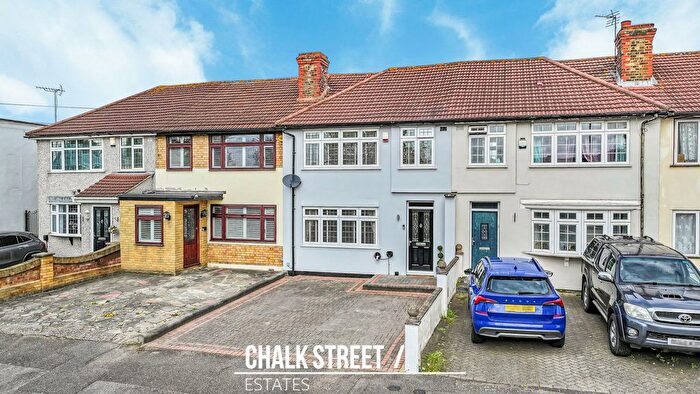 3 Bedroom Terraced House For Sale In Woburn Avenue, Hornchurch, RM12