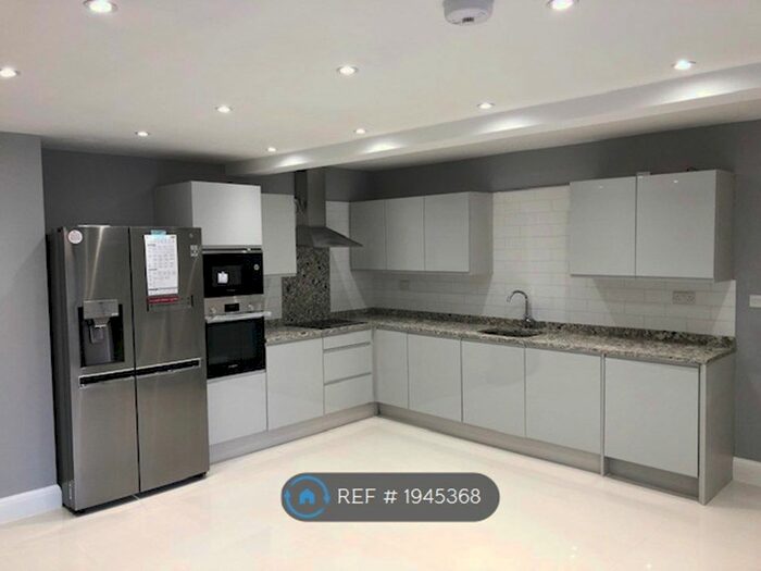 2 Bedroom Flat To Rent In Station Road, Ashford, TW15