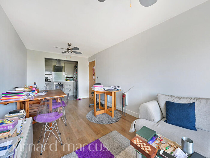 2 Bedroom Flat To Rent In North Finchley, N12