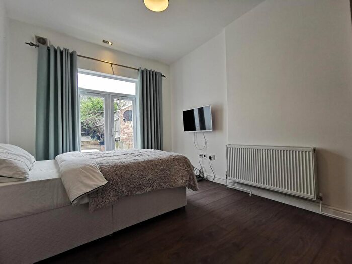 Studio To Rent In Beautiful Studio With A Shared Garden, Heathfield Park, NW2