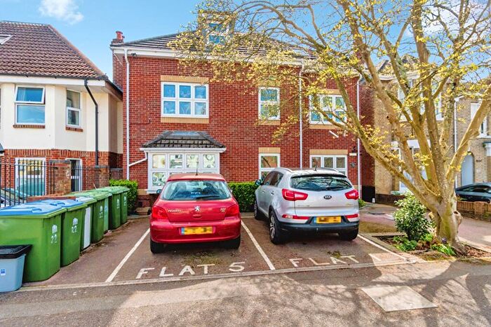 2 Bedroom Flat For Sale In Roberts Road, Southampton, Hampshire, SO15