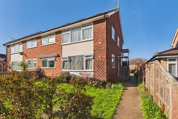 2 Bedroom Maisonette For Sale In Broom Hill, Cookham, Maidenhead, Berkshire, SL6