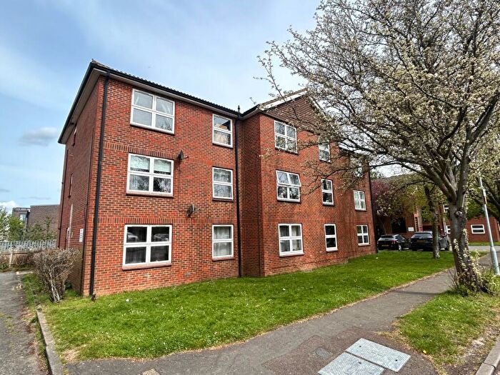 2 Bedroom Flat To Rent In Broadwater Crescent, Welwyn Garden City, AL7