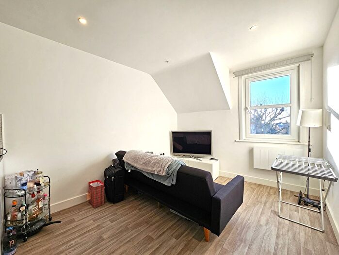 3 Bedroom Flat To Rent In High Road, East Finchley, N2