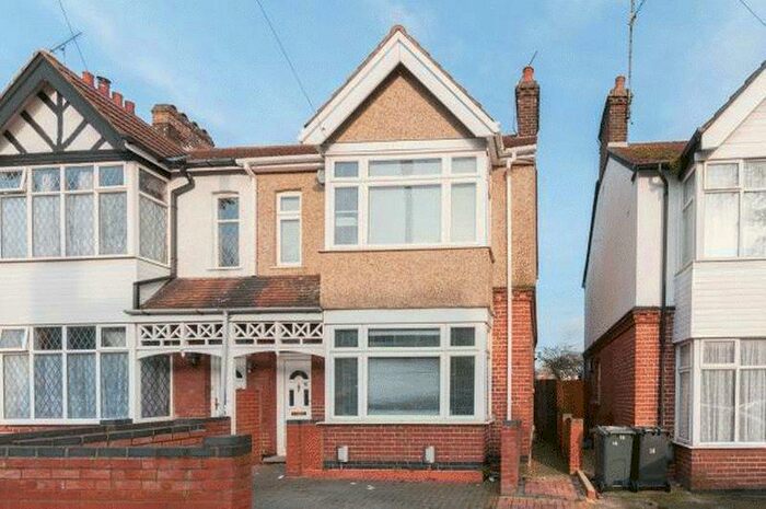 3 Bedroom Semi-Detached House To Rent In Alexandra Avenue, Luton, LU3