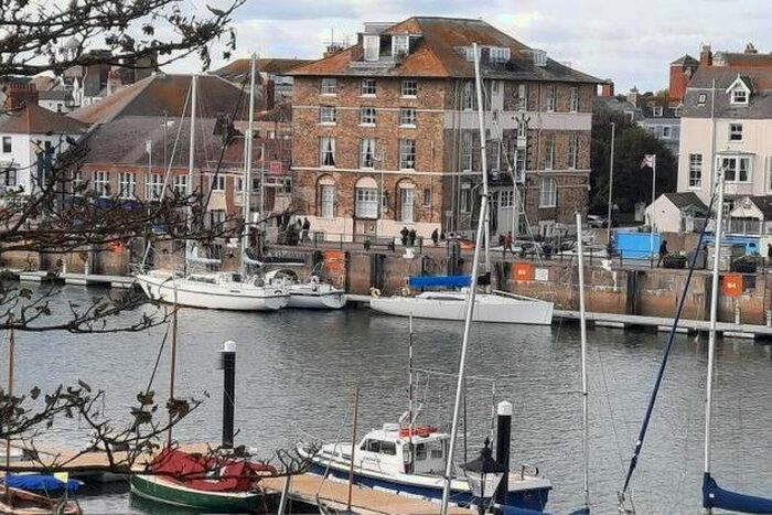 2 Bedroom Flat To Rent In The Esplanade, Weymouth, DT4