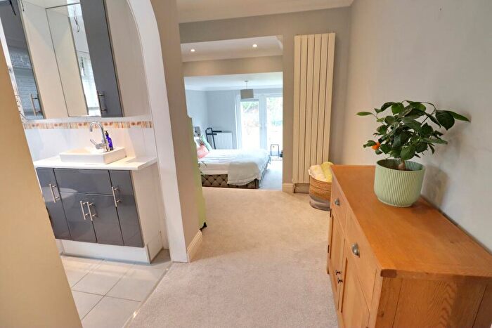 4 Bedroom Detached Bungalow For Sale In Greenfield Crescent, Horndean, PO8