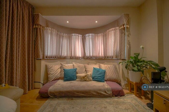 4 Bedroom Semi-Detached House To Rent In Birchen Grove, London, NW9