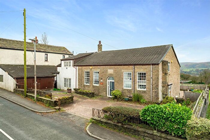 4 Bedroom Link Detached House For Sale In Blacksnape Road, Hoddlesden, Darwen, BB3