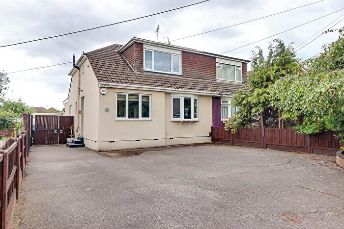 4 Bedroom Chalet For Sale In Stanley Road, Rochford, SS4