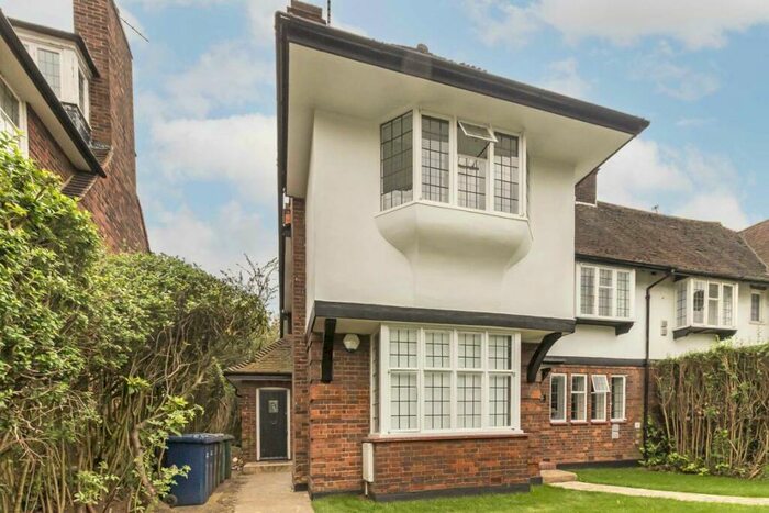 3 Bedroom Flat To Rent In Ossulton Way, Finchley, N2