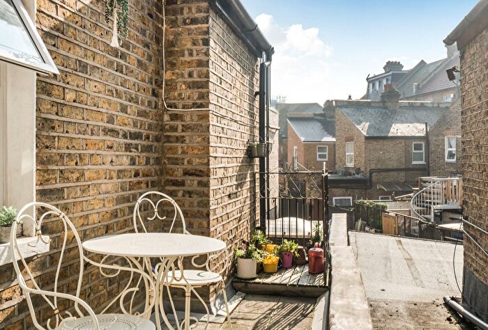 2 Bedroom Flat For Sale In Amen Corner, London, SW17