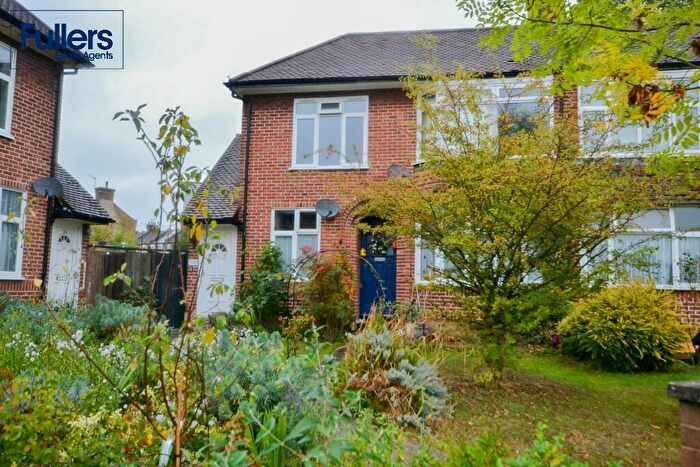 2 Bedroom Maisonette For Sale In Bicknoller Road, London, EN1